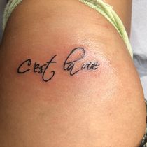Mi proyecto del curso: Tatuaje a mano alzada de letras cursivas. Un projet de Lettering , et Conception de tatouage de virita1984 - 04.08.2022