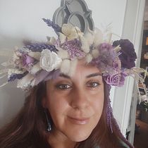 Mi proyecto del curso: Tocado floral: crea tu complemento de flores. Un proyecto de Diseño de complementos, Diseño de moda, DIY, Diseño floral y vegetal de Encarnación Lara Gómez - 05.08.2022