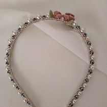 Diseño de accesorios para el cabello: Cintillo y peineta de perlas y flores.. Un progetto di Design di accessori, Artigianato e Design di gioielli di Ana Victoria Osorio Martínez - 05.08.2022