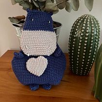 Hipopótama azul. Accessor, Design, Arts, Crafts, Fiber Arts, Crochet, and Textile Design project by ROSA G - 08.07.2022