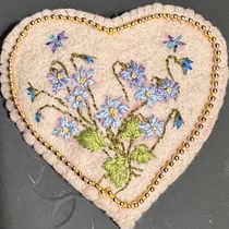 My project for course: Embroidery Techniques for Floral Patterns on Felt . Un progetto di Design di accessori, Artigianato, Pattern design, Illustrazione botanica e Textile Design di Aggie Mitchkoski - 10.08.2022