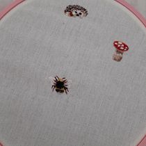 Meu projeto do curso: Bordado em miniatura: crie joias têxteis. Un projet de Design de bijoux, Broderie , et Design textile de acarolinagouvea - 10.08.2022