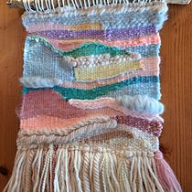 My project for course: Introduction to Frame Loom Tapestry. Design de acessórios, Decoração de interiores, Tecido, Tecelagem, e Design têxtil projeto de lesley.mckay84 - 14.08.2022