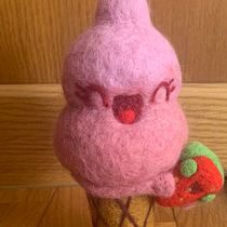 Helado bis. Un projet de Conception de personnages, Artisanat, Conception de jouets, Art textile, Feutrage à l'aiguille , et Design textile de Noemí Marín - 25.08.2022