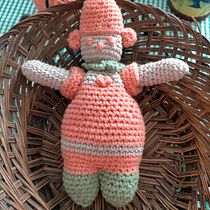 Mis amigurumis: Pikarlus y Jaimigurumi. Arts, Crafts, To, Design, Fiber Arts, Crochet, Amigurumi, and Textile Design project by Sola In the Garden - 08.31.2022