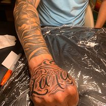 Meu projeto do curso: Tatuagem de letras cursivas à mão livre. Un projet de Lettering , et Conception de tatouage de Thiely Vargas - 31.08.2022