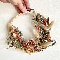 My project for course: Tulle Embroidery with Natural Flowers and Plants. Bordado, DIY, Design floral e vegetal, e Design têxtil projeto de katiekitterman - 01.09.2022