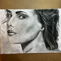 My project for course: Artistic Charcoal Portraiture: Creating Atmosphere. Ilustração tradicional, Artes plásticas, Desenho, Desenho de retrato, Desenho realista, e Desenho artístico projeto de Aneesa/Yumna - 10.09.2022