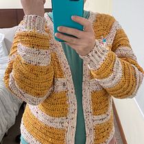 Chaqueta top down a dos colores. Un progetto di Fashion design, Fiber Art, DIY, Uncinetto e Textile Design di dora.pinto.rios - 05.09.2022
