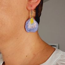 Meu projeto do curso: Bordado stumpwork: crie ornamentos em 3D  . Een project van Sieradenontwerp, Borduurwerk y Textielontwerp van carla seixas - 31.08.2022