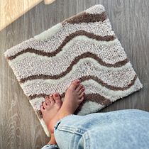 Sandy wool rug / 1st. Un projet de Artisanat, Décoration, Art textile, DIY , et Design textile de fossati_svetlana - 16.09.2022