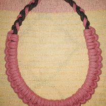 Mi proyecto del curso: Iniciación a la bisutería con cordón: fabrica tus propios collares. Un progetto di Artigianato, Design di gioielli, Macramè e Textile Design di ojosdeperroazul1973 - 14.09.2022