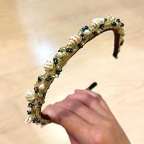 My project for course: Beaded Embroidery: Create Hair Accessories. Design de acessórios, Artesanato, Design de joias, Design de moda, Bordado, DIY, e Design têxtil projeto de Samantha Lee - 19.09.2022