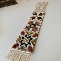 My project for course: Beaded Jewelry Design: Weave Elegant Patterns. Accessor, Design, Arts, Crafts, Jewelr, Design, and Fiber Arts project by caitlinporpiglia - 09.13.2022