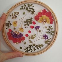 Meu projeto do curso: Bordado em tule com plantas e flores naturais. Bordado, DIY, Design floral e vegetal, e Design têxtil projeto de J G - 22.09.2022