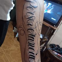 Mi proyecto del curso: Tatuaje a mano alzada de letras cursivas. Un projet de Lettering , et Conception de tatouage de Gustavo Loebel - 24.09.2022