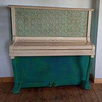 Un vecchio pianoforte scordato. Artesanato, Design e fabricação de móveis, Design de interiores, Pintura, DIY, Marcenaria, Upc, cling, Pintura decorativa, Restauração e upc, e cling de móveis projeto de castellaro_federica - 25.09.2022