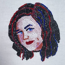 My project for course: Beaded Embroidery Portraits. Een project van Ontwerp van accessoires, Borduurwerk,  Interieurdecoratie y Textielontwerp van Megan Neko - 27.09.2022