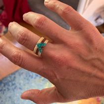 My project for course: Beaded Jewelry Design: Weave Elegant Patterns. Un progetto di Design di accessori, Artigianato, Design di gioielli e Fiber Art di angelafernihough - 26.09.2022