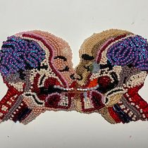 My project for course: Beaded Embroidery Portraits. Een project van Ontwerp van accessoires, Borduurwerk,  Interieurdecoratie y Textielontwerp van Daniela Chacin - 29.09.2022