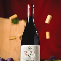Fotografia de Vinho. Photograph, Photograph, Post-production, Product Photograph, and Food Photograph project by Rafael Lopes - 09.29.2022