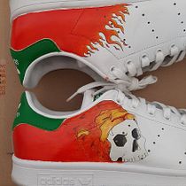 Mi proyecto del curso: Restauración y personalización de sneakers. Un progetto di Design di accessori, Fashion design, Pittura acrilica, DIY, Upc e cling di salgadop.mj - 16.08.2020