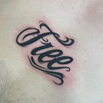 Mi proyecto del curso: Tatuaje a mano alzada de letras cursivas. Lettering, e Desenho de tatuagens projeto de Jenireé Bueno - 01.10.2022
