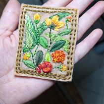 My project for course: Embroidery Techniques for Floral Patterns on Felt . Un progetto di Design di accessori, Artigianato, Pattern design, Illustrazione botanica e Textile Design di deepham8 - 30.09.2022