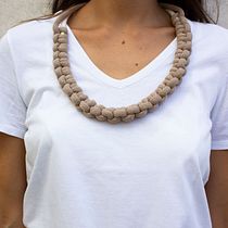 Il mio progetto del corso: Gioielli in corda per principianti: crea le tue collane. Un progetto di Artigianato, Design di gioielli, Macramè e Textile Design di e_scalchi - 04.10.2022