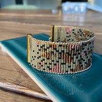 Mein Abschlussprojekt für den Kurs: Perlenschmuckdesign: Webe elegante Muster. Un progetto di Artigianato, Design di gioielli e Fiber Art di a_kalks - 05.10.2022