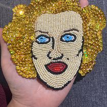 Mi proyecto del curso: Retratos bordados en pedrería. Een project van Ontwerp van accessoires, Borduurwerk,  Interieurdecoratie y Textielontwerp van marecarvajal22 - 14.10.2022