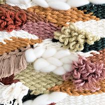 Meu projeto do curso: Introdução à tapeçaria em tear manual <3. Design de acessórios, Decoração de interiores, Tecido, Tecelagem, e Design têxtil projeto de Letícia Faria - 15.09.2022