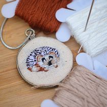 Mi proyecto del curso: Bordado en miniatura: crea joyas textiles. Un projet de Design de bijoux, Broderie , et Design textile de Lourdes Martín - 19.10.2022