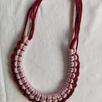 Mi proyecto del curso: Iniciación a la bisutería con cordón: fabrica tus propios collares. Un progetto di Artigianato, Design di gioielli, Macramè e Textile Design di Sabela Detz - 19.10.2022