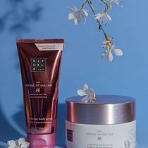 The Ritual of Sakura: Iniciación a la fotografía creativa de producto. Photograph, Product Photograph, Photographic Lighting, and Digital Photograph project by Raquel - 11.28.2022