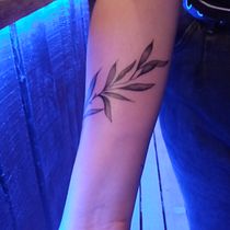 Mi proyecto del curso: Tatuaje botánico con puntillismo. Un progetto di Illustrazione tradizionale, Design di tatuaggi e Illustrazione botanica di caceresfernanda53 - 19.10.2022
