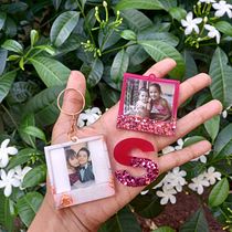 Meu projeto do curso: Design de joalheria com resina. Seguindo a dica Mia Winston-Hart, consegui evoluir para aplicar glitter e as folhas douradas.. Un progetto di Design di accessori, Artigianato, Design di gioielli e DIY di Stacey Gomes - 27.09.2022