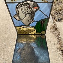  "Piranha Memorial" My project for course: Stained-Glass Art: Explore the Leaded Technique. Un proyecto de Artesanía, Decoración de interiores, DIY y Diseño de complementos de Nick Carpenter - 21.10.2022