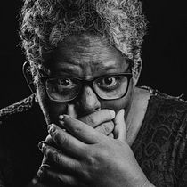 Fotos para campanha: Conscientização da Violência ao Idoso.. Un projet de Photographie de portrait, Photographie numérique, Photographie artistique , et Photographie publicitaire de renatovfresende - 22.10.2022