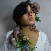 Aún así ... floreces. Photograph, Post-production, Photo Retouching, Portrait Photograph, Studio Photograph, Fine-Art Photograph, Photomontage, and Self-Portrait Photograph project by Jocellyn Lucila Ramirez Cedano - 10.24.2022