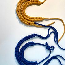 Mein Abschlussprojekt für den Kurs: Schmuckflechten für Anfänger: Halsketten selber machen. Un progetto di Artigianato, Design di gioielli, Macramè e Textile Design di s.weinblatt - 23.10.2022