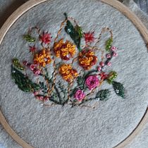 My project for course: Embroidery Techniques for Floral Patterns on Felt . Un progetto di Design di accessori, Artigianato, Pattern design, Illustrazione botanica e Textile Design di slhallis - 23.10.2022