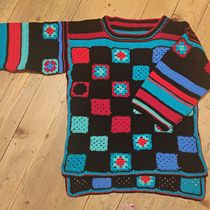 My project for course: Granny Square Crochet: Make Your Own Sweater. Fashion Design, Fiber Arts, DIY, Crochet, and Textile Design project by Darja Katrašnik - 10.25.2022
