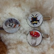 Mi proyecto del curso: Bordado en miniatura: crea joyas textiles. Un projet de Design de bijoux, Broderie , et Design textile de mariposa_1526 - 26.10.2022