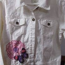 Mi proyecto del curso: Diseño de moda: pintura y bordado sobre prendas Ein Projekt aus dem Bereich Malerei, Modedesign, Stickerei, DIY, Upc, cling und Textildesign von Monica Alexandra Pinzon Sanchez - 24.10.2022