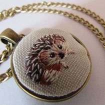 Mi proyecto del curso: Bordado en miniatura: crea joyas textiles. Un projet de Design de bijoux, Broderie , et Design textile de Monica Alexandra Pinzon Sanchez - 23.10.2022