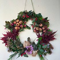 Il mio progetto del corso: Creazione di una ghirlanda con fiori secchi. Design, Design de interiores, Paisagismo, DIY, e Design têxtil projeto de Cinzia Troncone - 27.10.2022