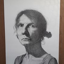 My project for course: Realistic Portrait with Graphite Pencil. Ilustração tradicional, Artes plásticas, Esboçado, Desenho a lápis, Desenho, Desenho de retrato, Desenho realista, Desenho artístico, e Desenho anatômico projeto de Luci Gorell Barnes - 30.10.2022