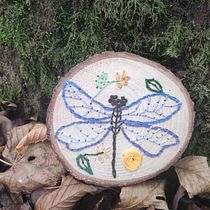 My project for course: Embroidery on Wood: Art Inspired by Nature. Un proyecto de Bordado, Carpintería y Diseño textil de Klaudia Fehér - 02.11.2022
