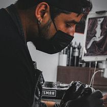 Infamoia Tattoo studio . Un progetto di Social media, Marketing digitale, Mobile marketing, Marketing per Facebook, Comunicazione, Marketing per Instagram e Growth Marketing di Omar Montoro - 01.11.2022